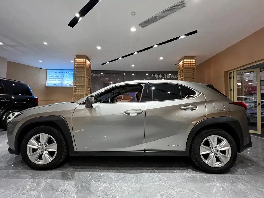 Lexus UX — фото 3