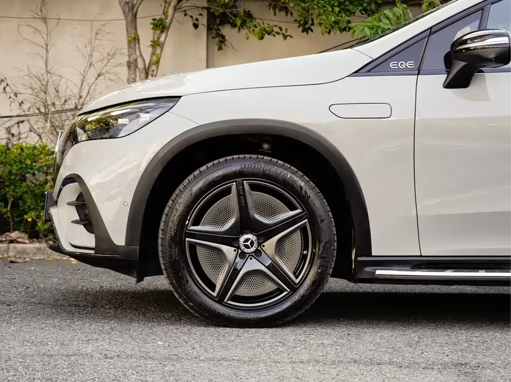 Mercedes-Benz EQE SUV — фото 9