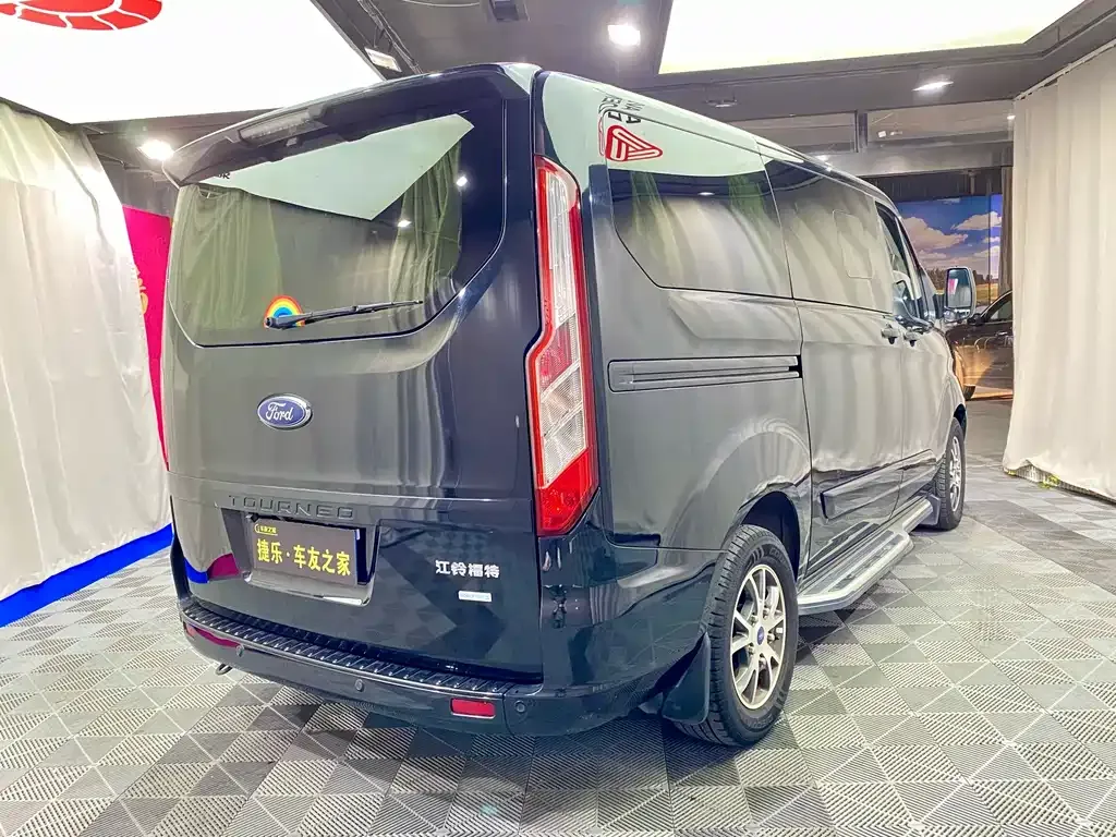 Ford Tourneo — фото 7