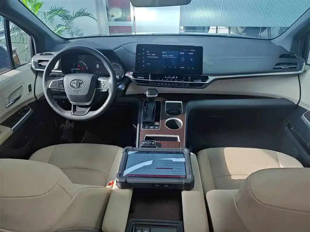 Toyota Granvia — фото 10