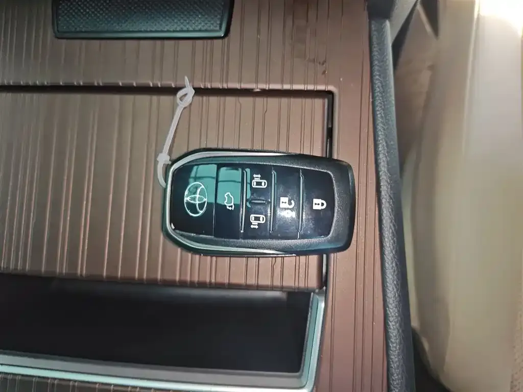 Toyota Granvia — фото 9