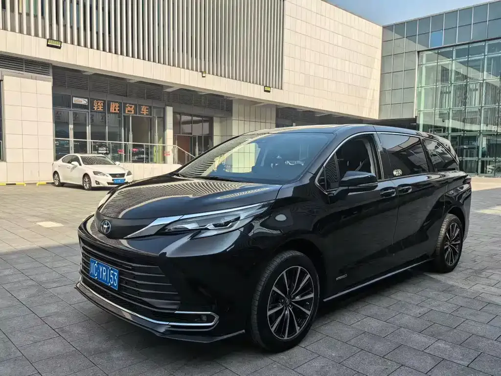 Toyota Sienna — фото 1