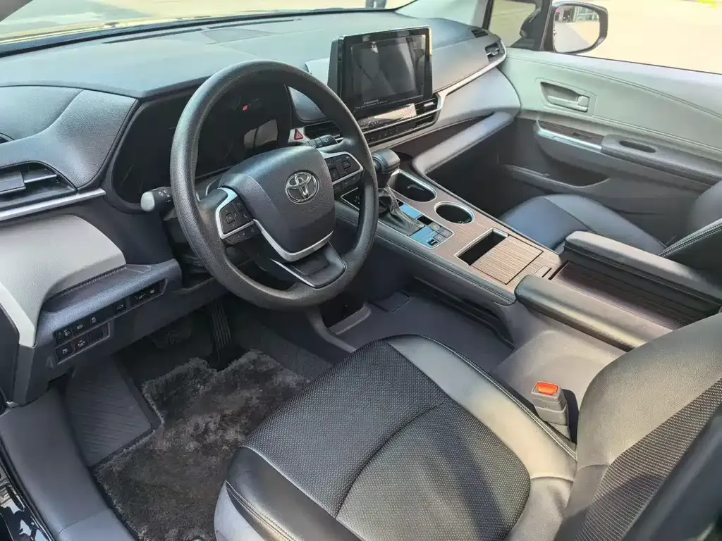 Toyota Sienna — фото 2