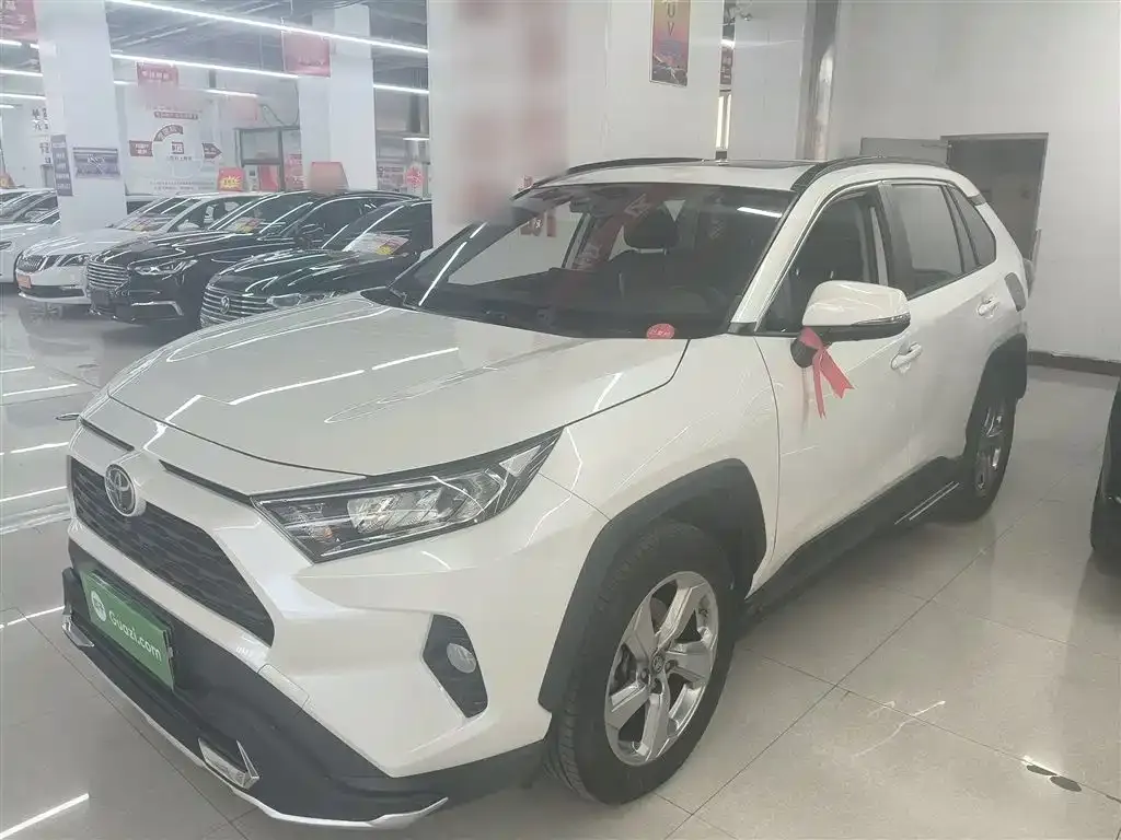 Toyota RAV4 — фото 1