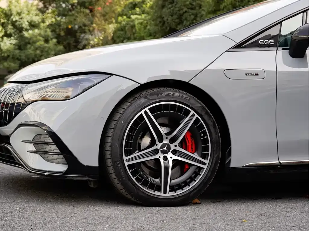 Mercedes-Benz EQE AMG — фото 9