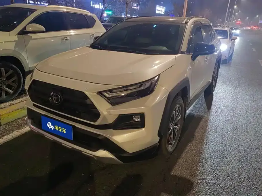 Toyota RAV4 — фото 1