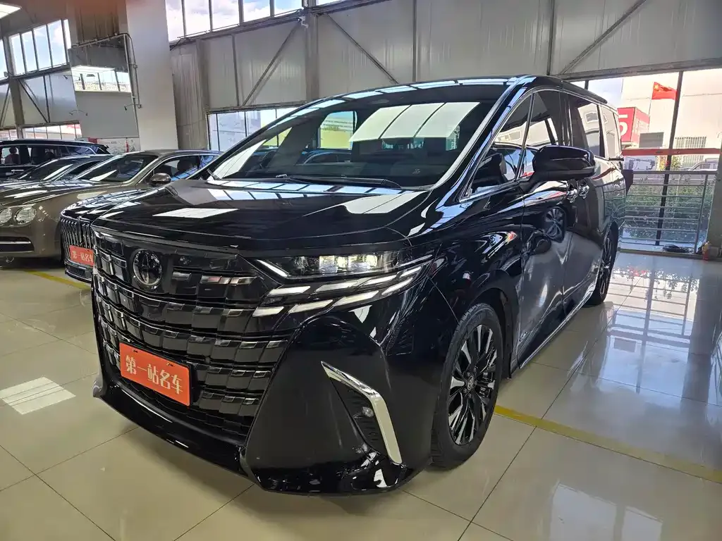 Toyota Alphard — фото 1