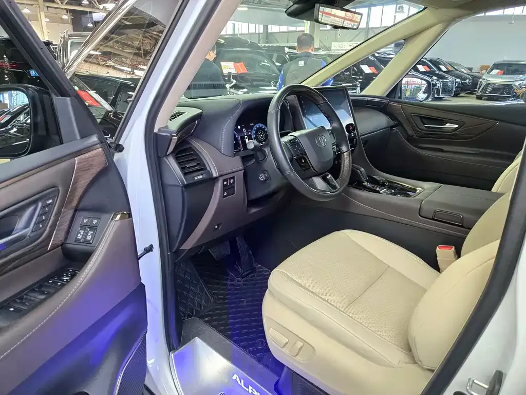 Toyota Alphard — фото 3