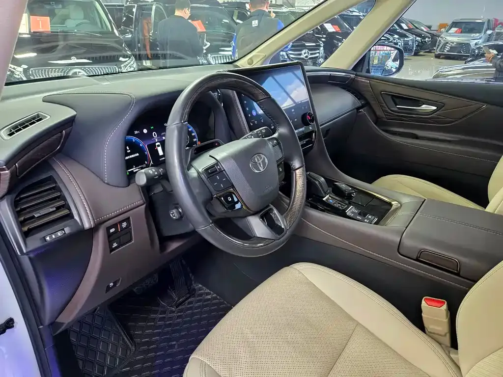 Toyota Alphard — фото 4