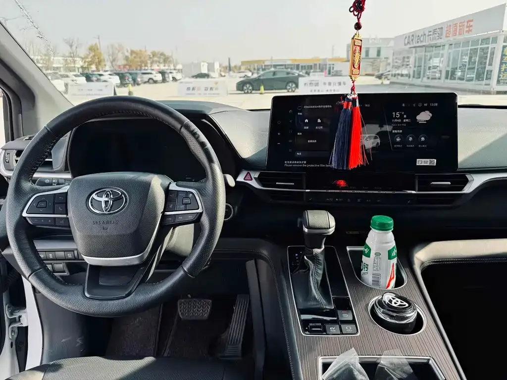 Toyota Granvia — фото 4