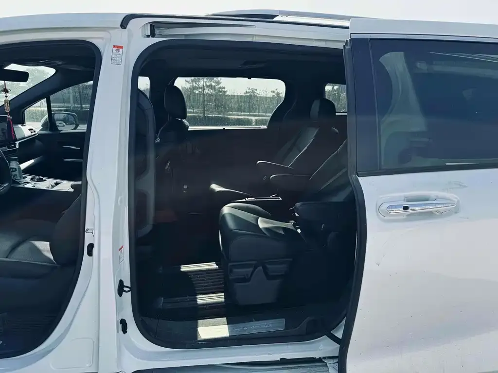 Toyota Granvia — фото 5