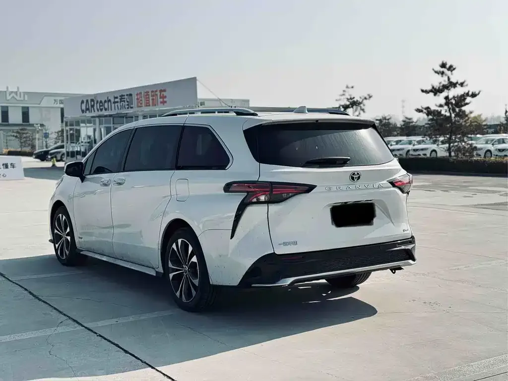 Toyota Granvia — фото 8