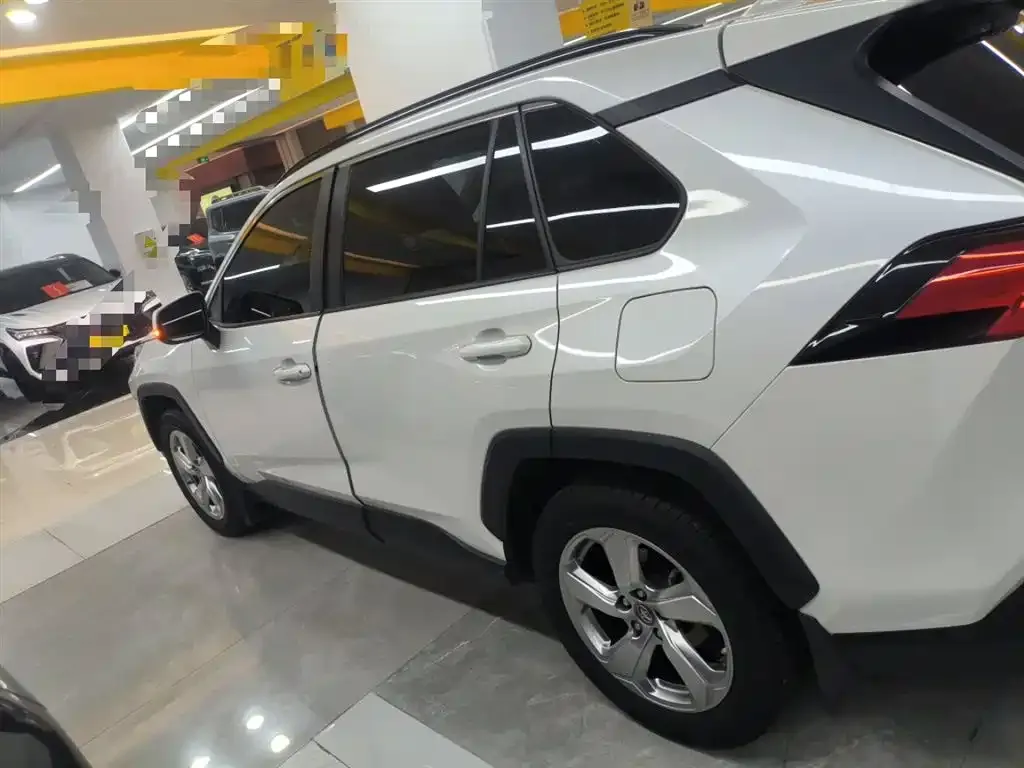 Toyota RAV4 — фото 5