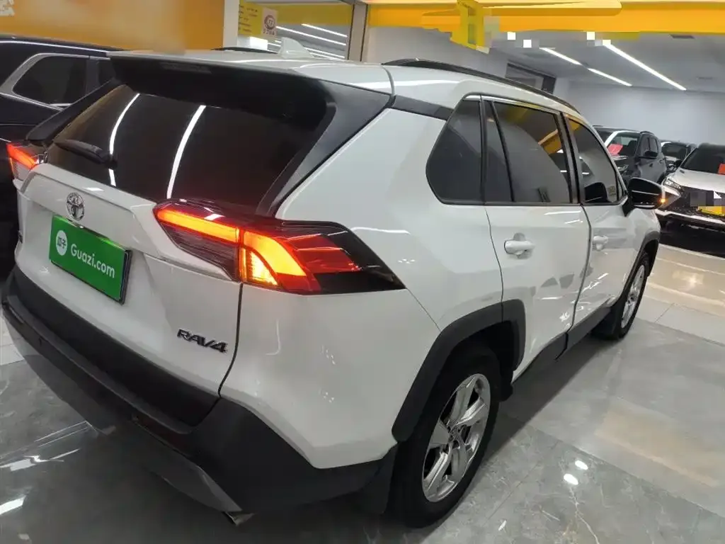 Toyota RAV4 — фото 7