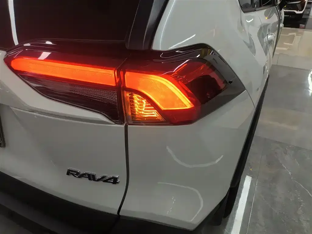 Toyota RAV4 — фото 8