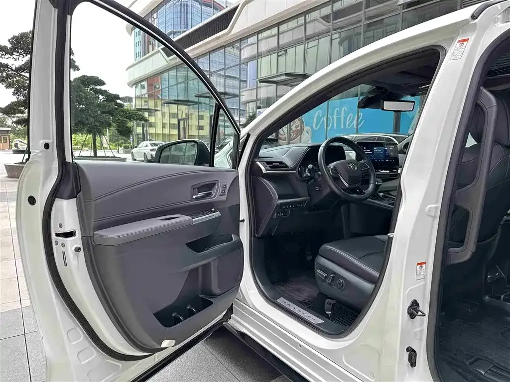 Toyota Granvia — фото 10