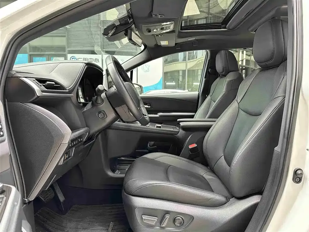 Toyota Granvia — фото 4