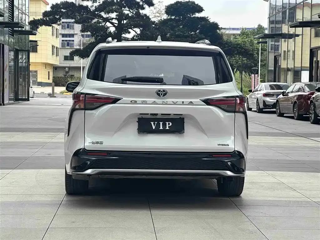 Toyota Granvia — фото 8