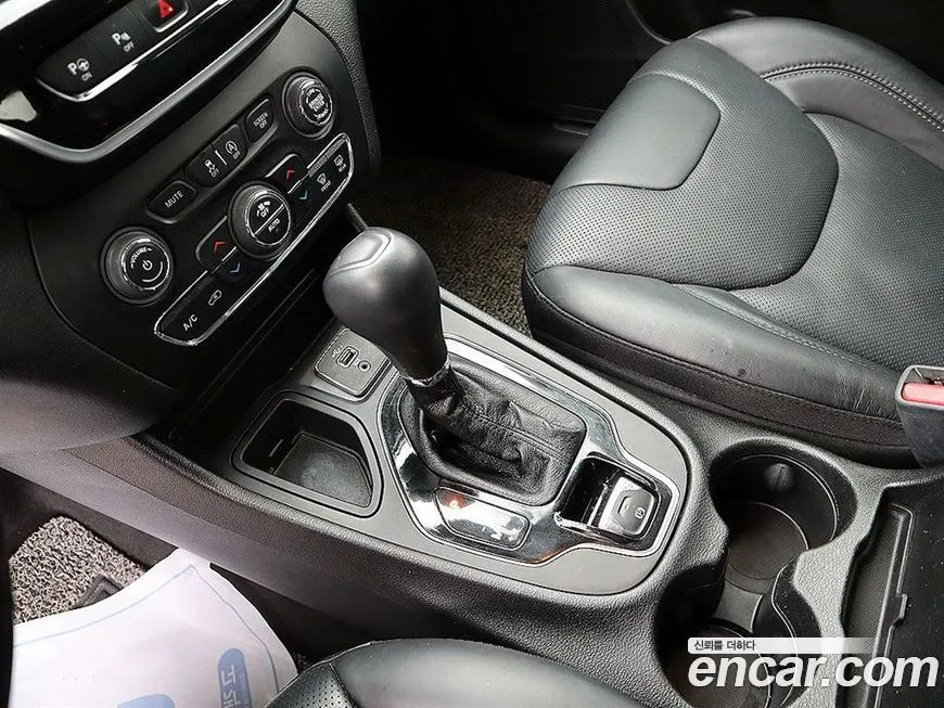Jeep Cherokee — фото 10