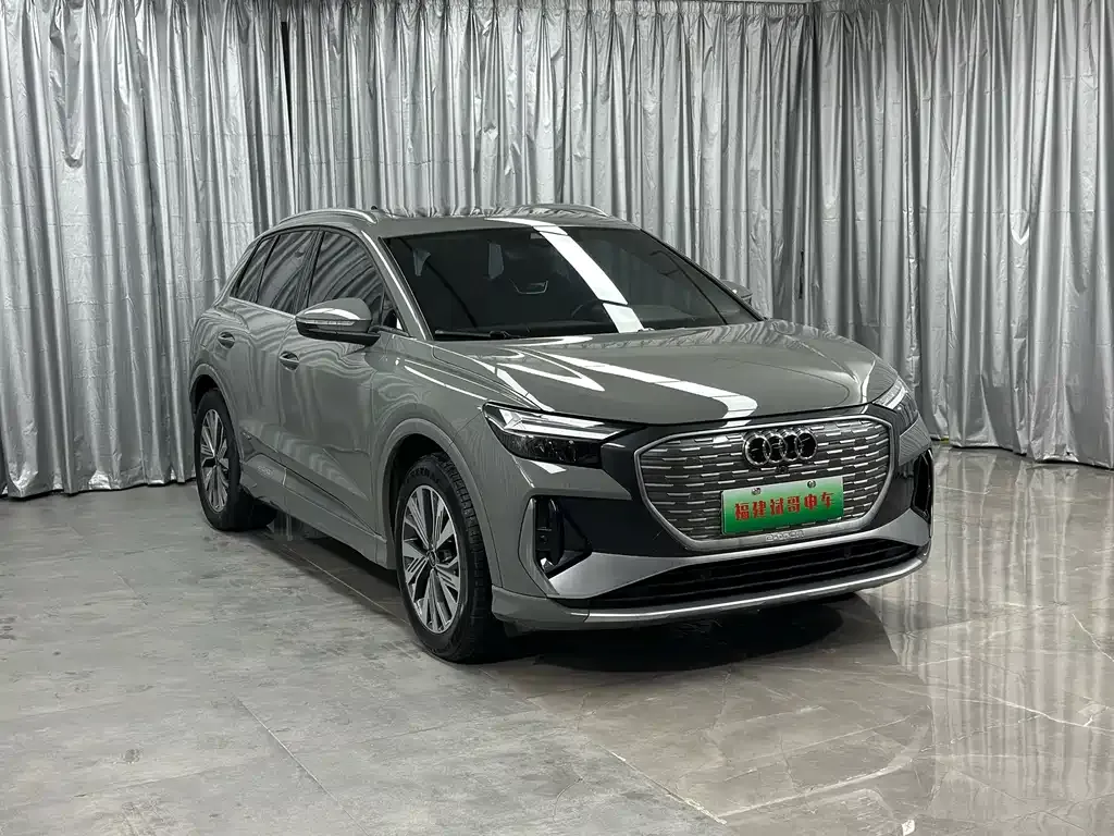 Audi Q4 e-tron — фото 1