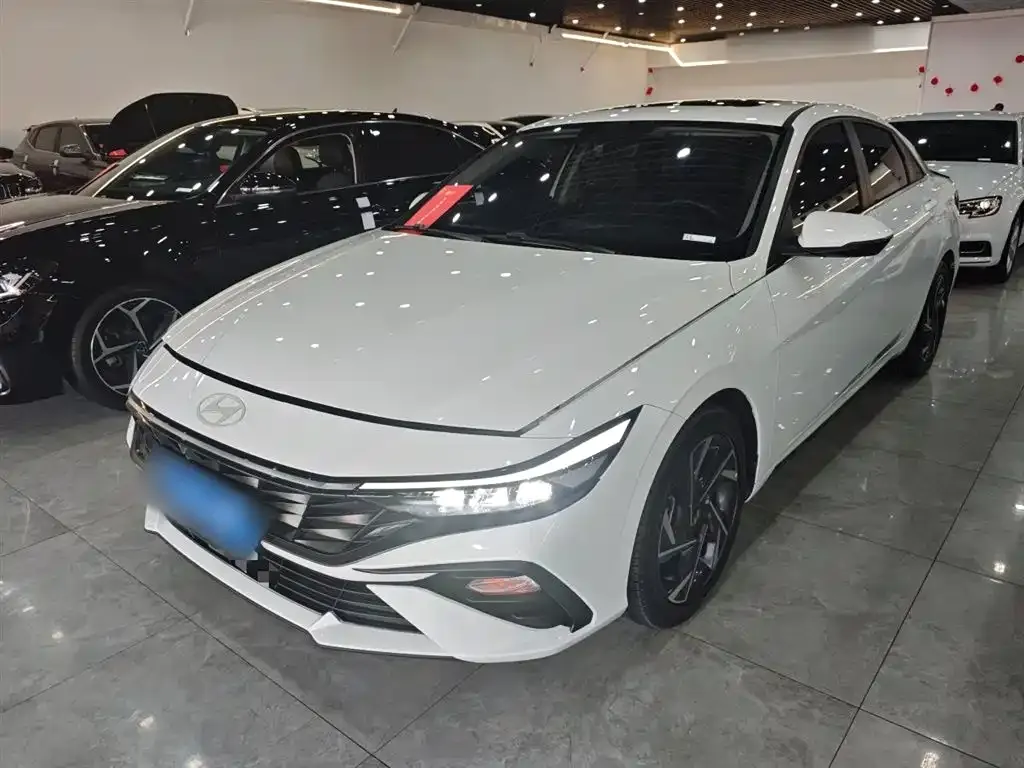 Hyundai Elantra — фото 1