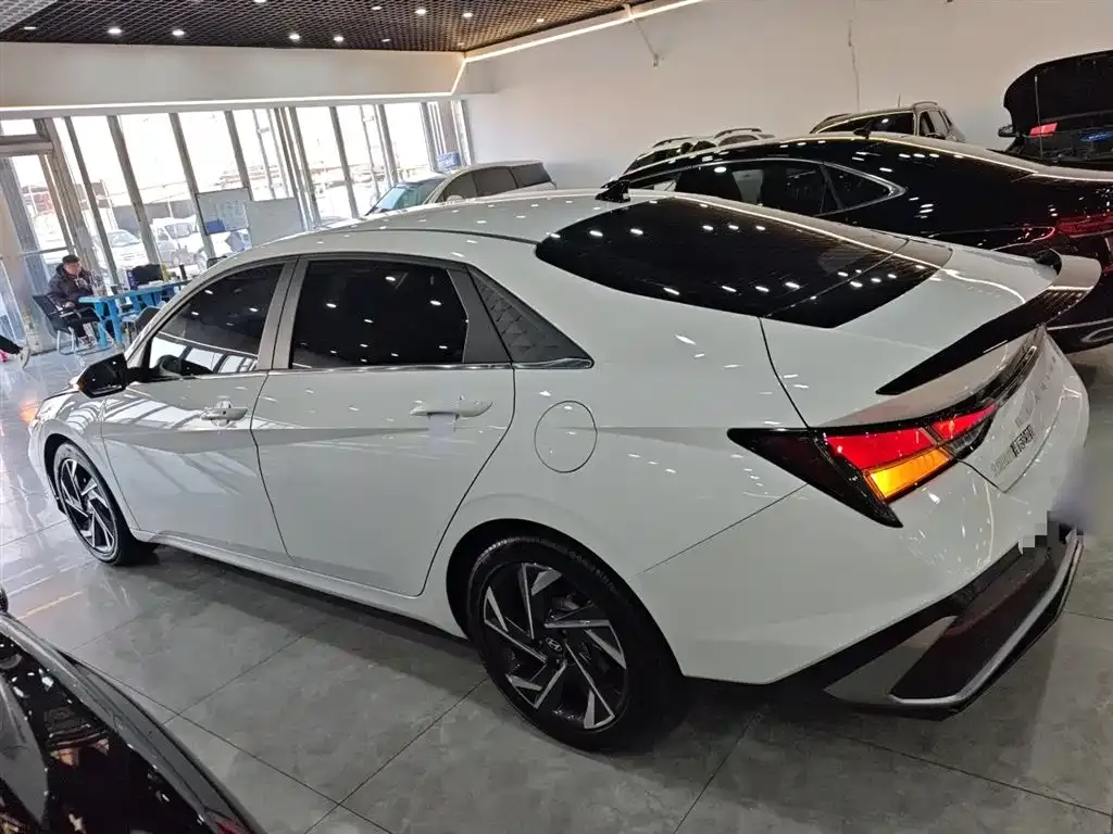 Hyundai Elantra — фото 5