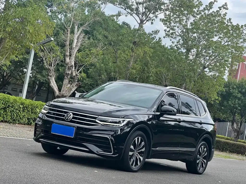 Volkswagen Tiguan L — фото 1