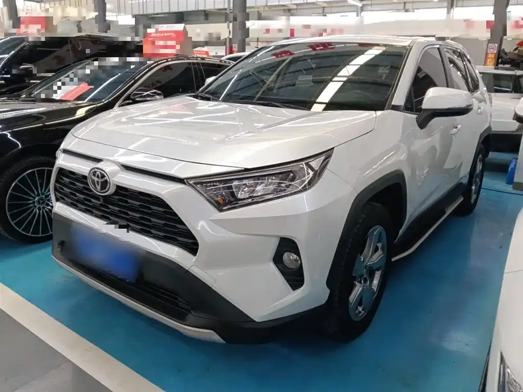 Toyota RAV4 — фото 1