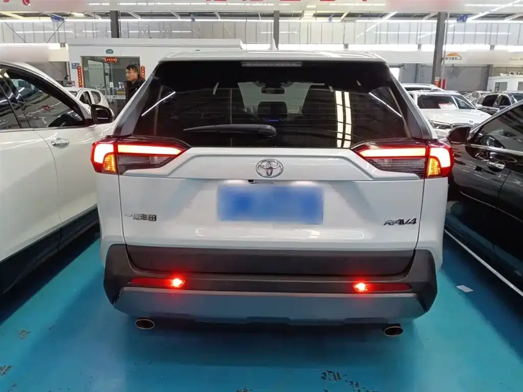 Toyota RAV4 — фото 6