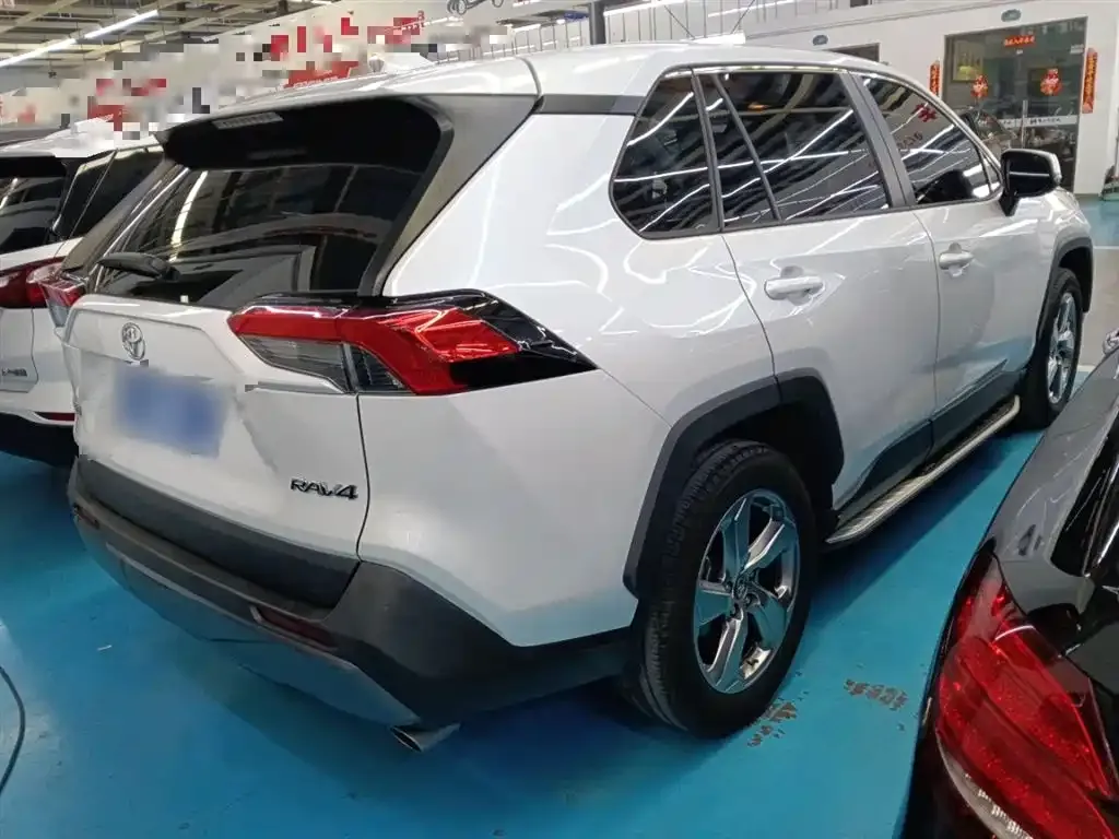 Toyota RAV4 — фото 7