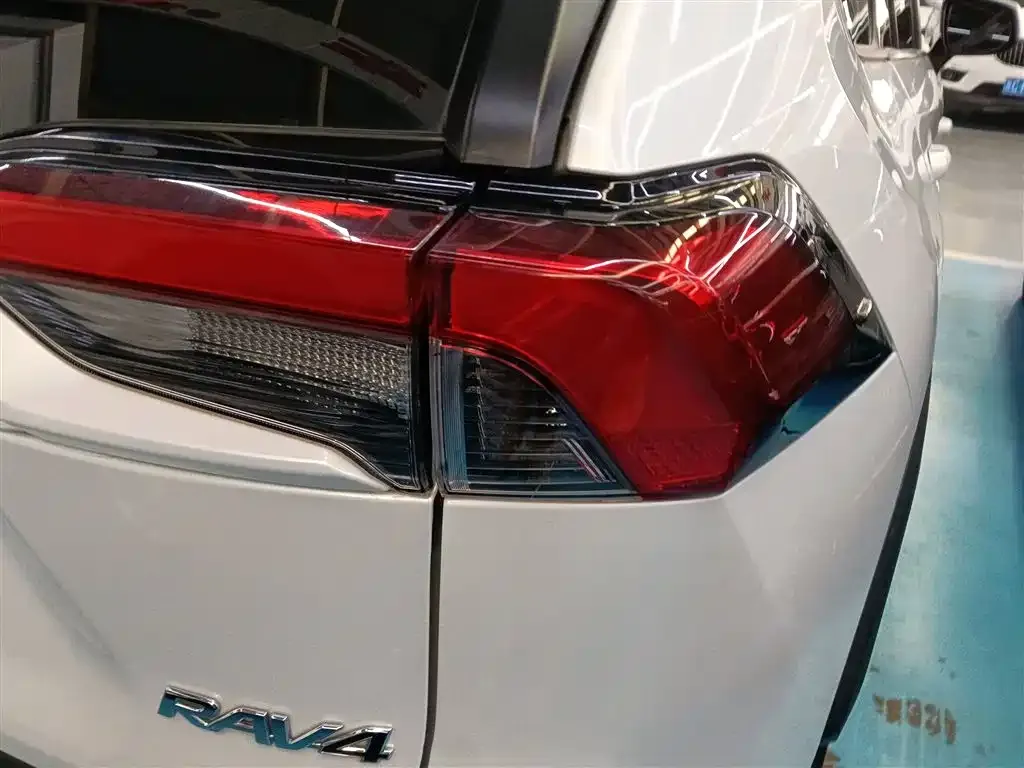 Toyota RAV4 — фото 8