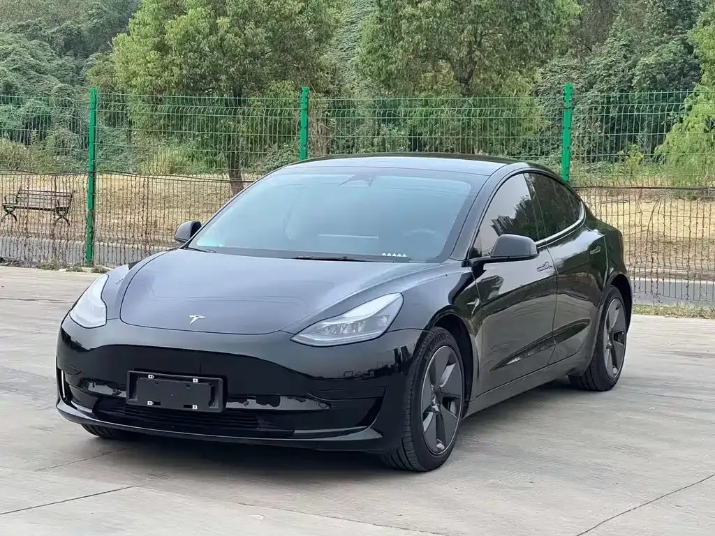Tesla Model 3 — фото 1