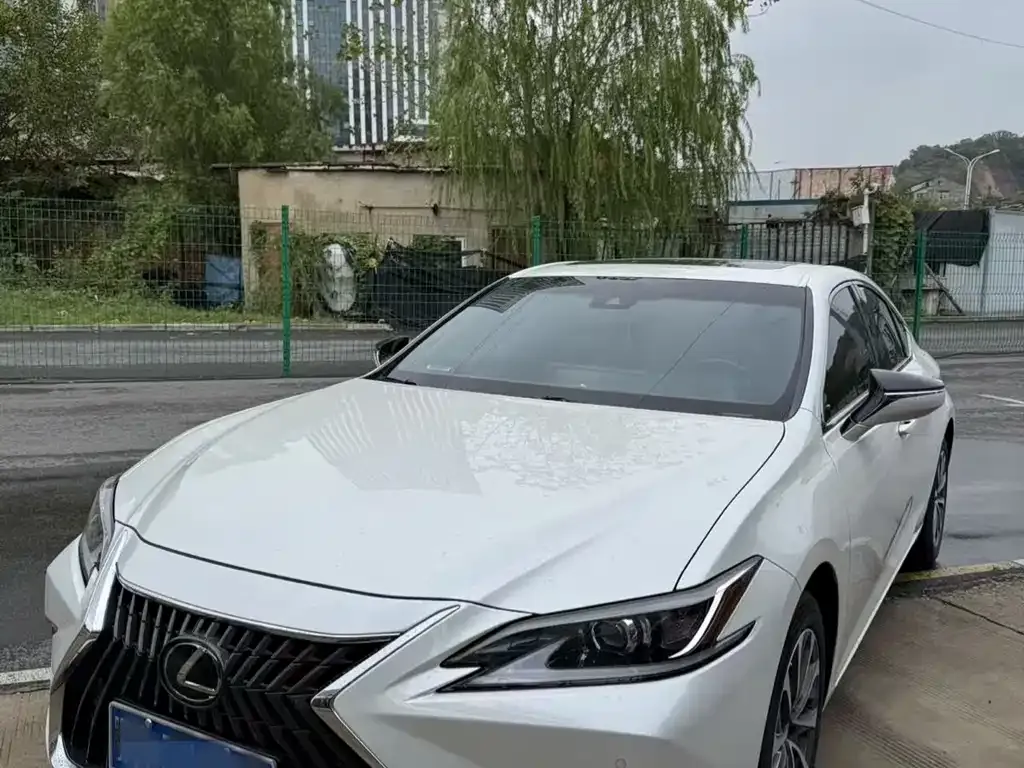 Lexus ES — фото 1