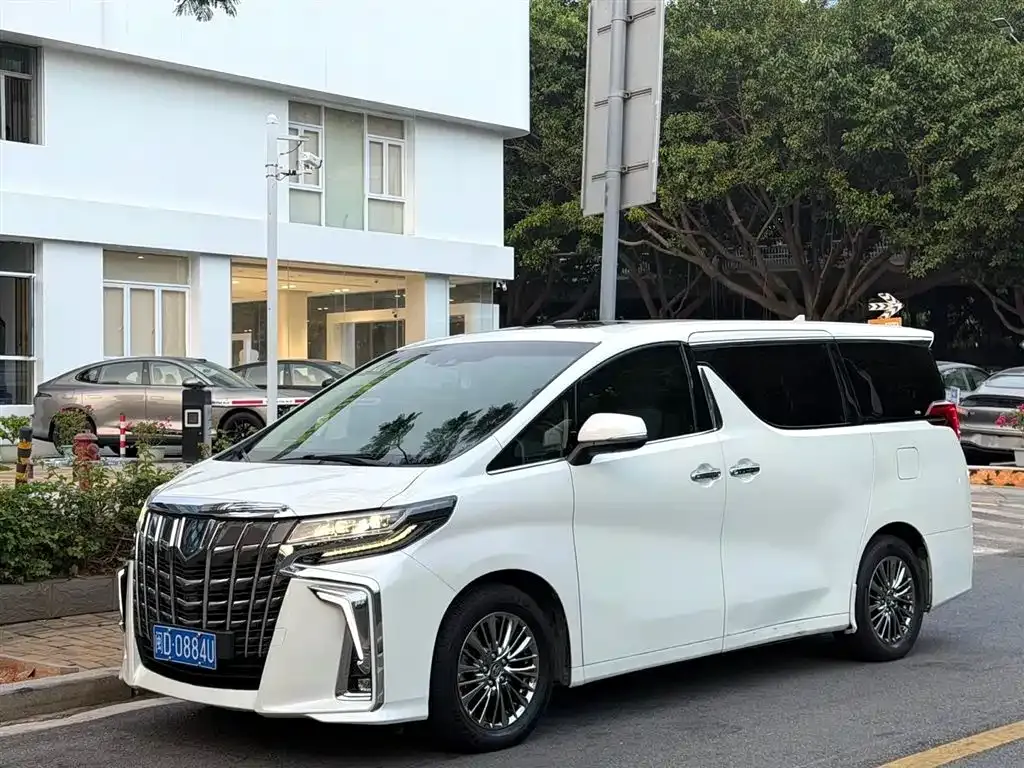 Toyota Alphard — фото 1