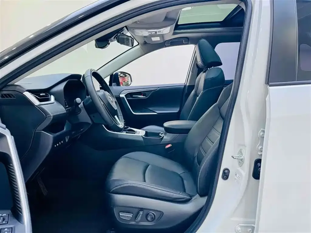 Toyota RAV4 — фото 8