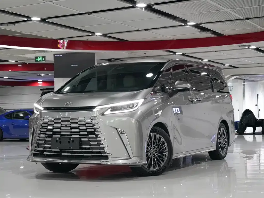 Lexus LM — фото 1