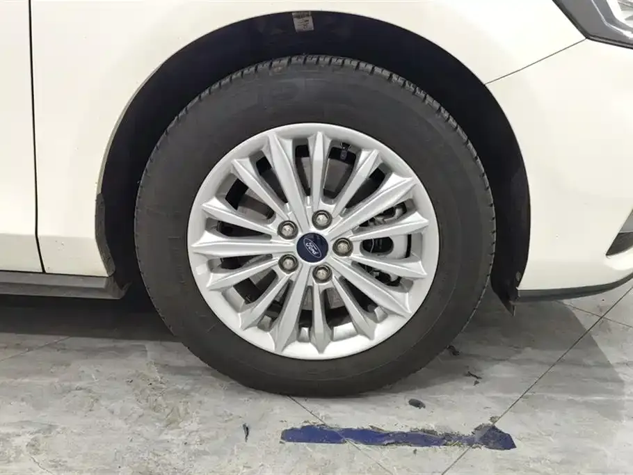 Ford Focus — фото 6