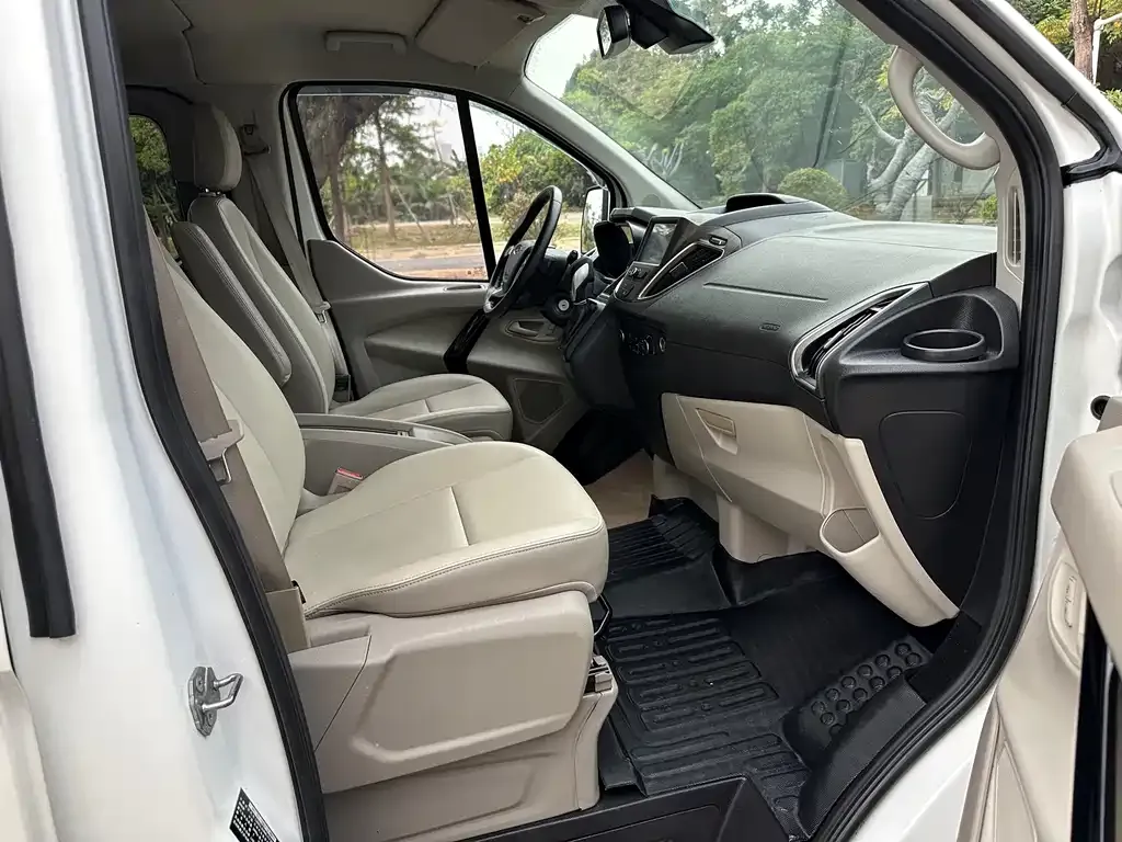 Ford Tourneo — фото 10