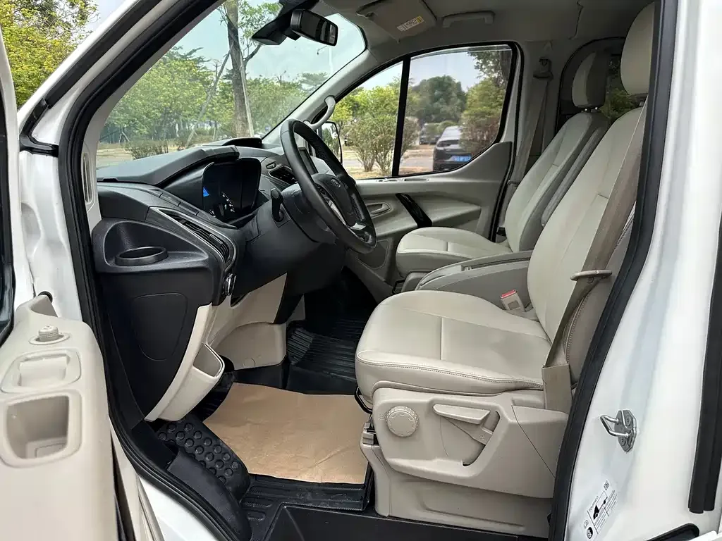 Ford Tourneo — фото 9