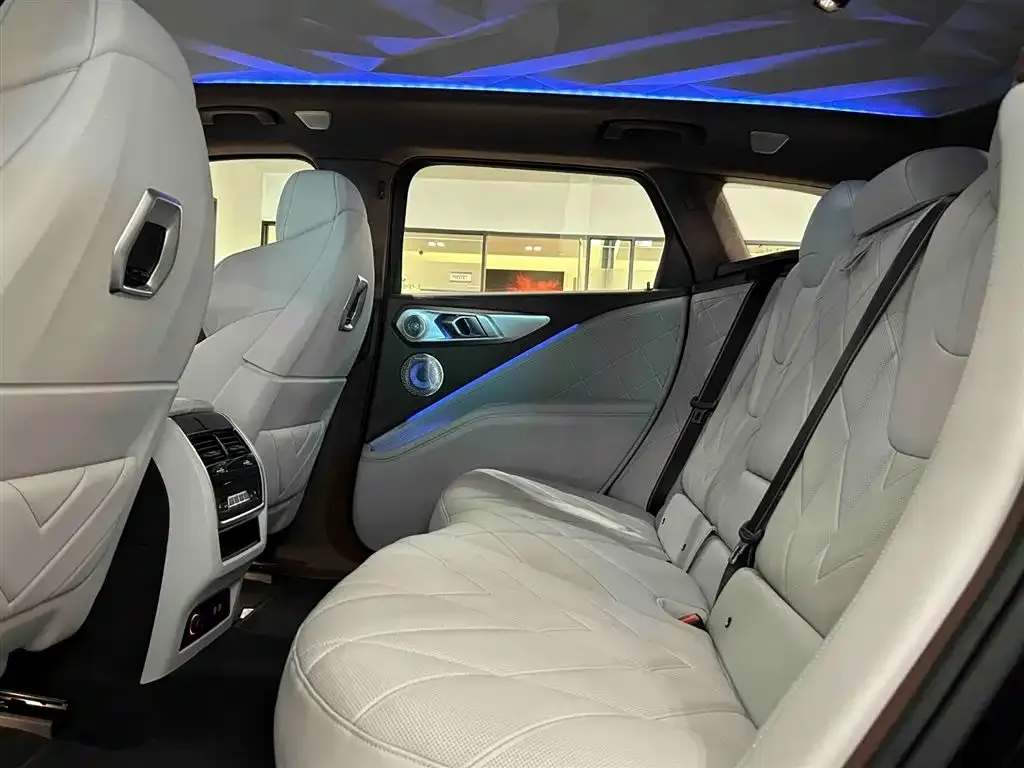 BMW XM — фото 9