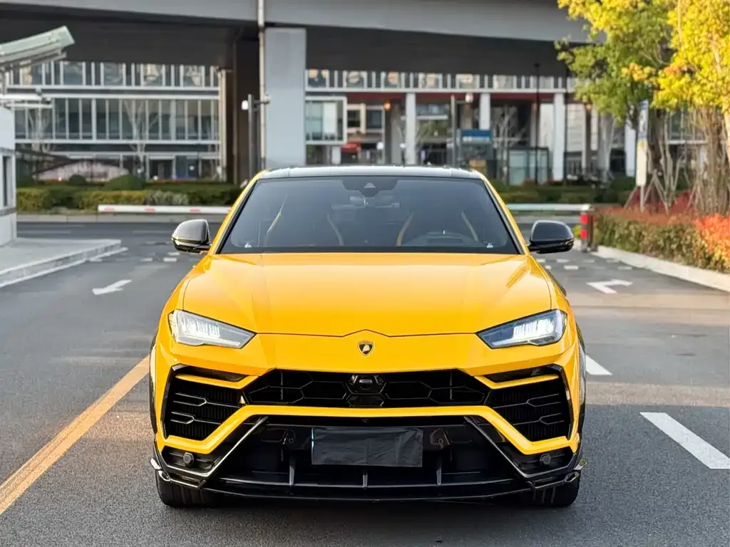 Lamborghini Urus — фото 1