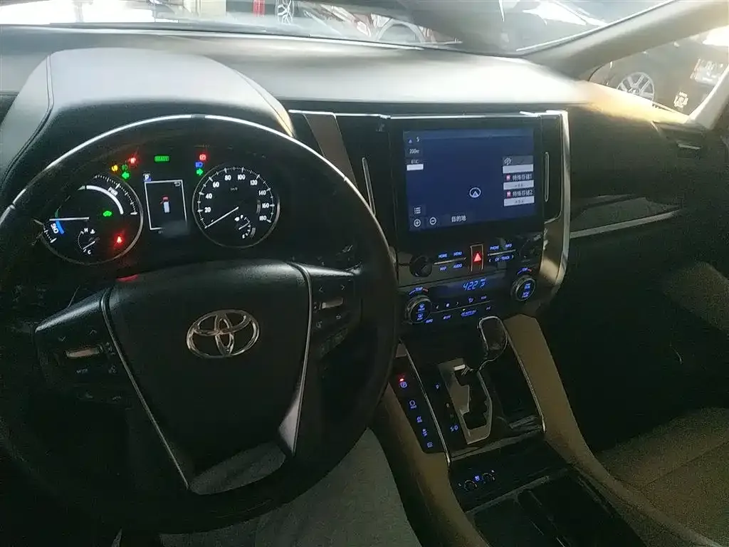 Toyota Alphard — фото 10