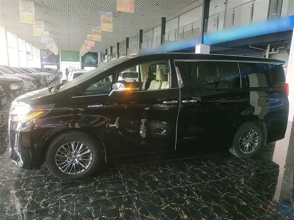 Toyota Alphard — фото 5