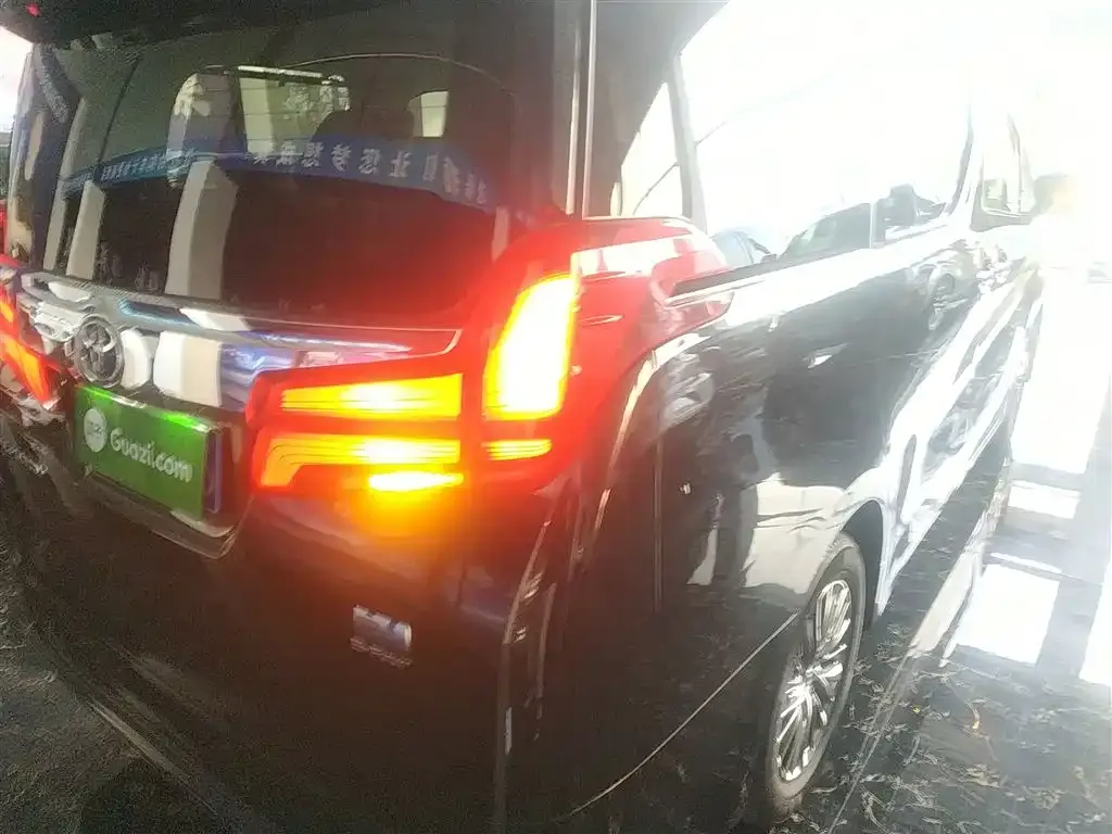 Toyota Alphard — фото 8