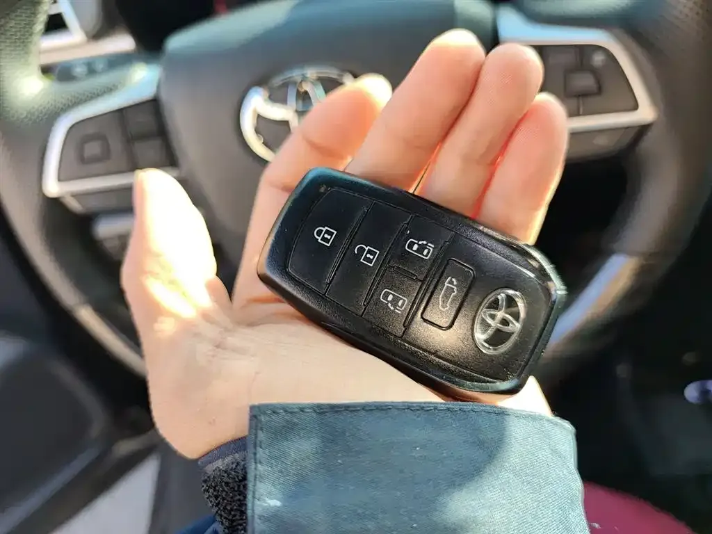 Toyota Granvia — фото 10