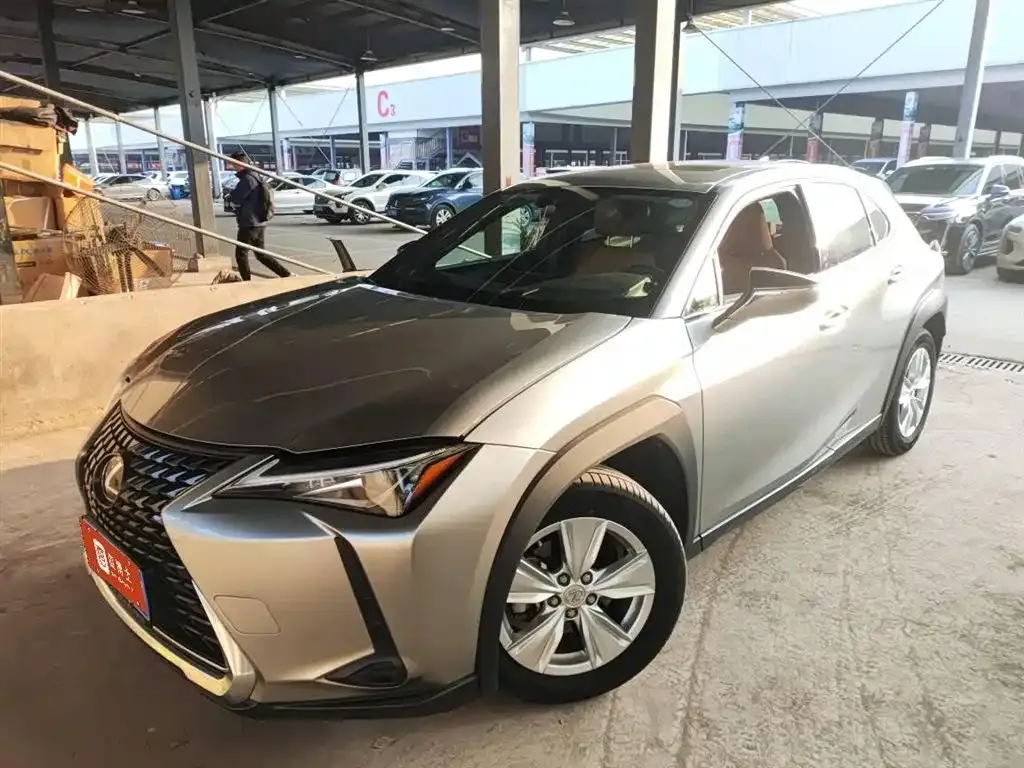 Lexus UX — фото 1