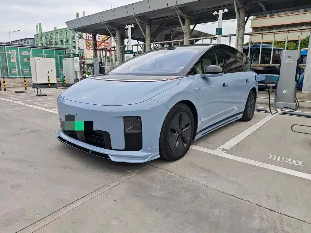 Li Auto i8 — фото 1