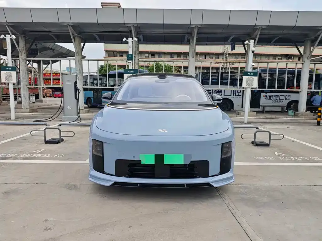 Li Auto i8 — фото 2
