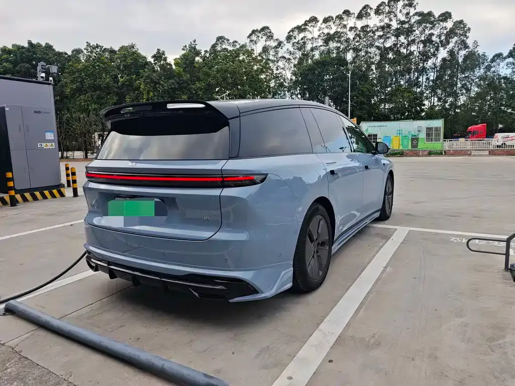 Li Auto i8 — фото 9