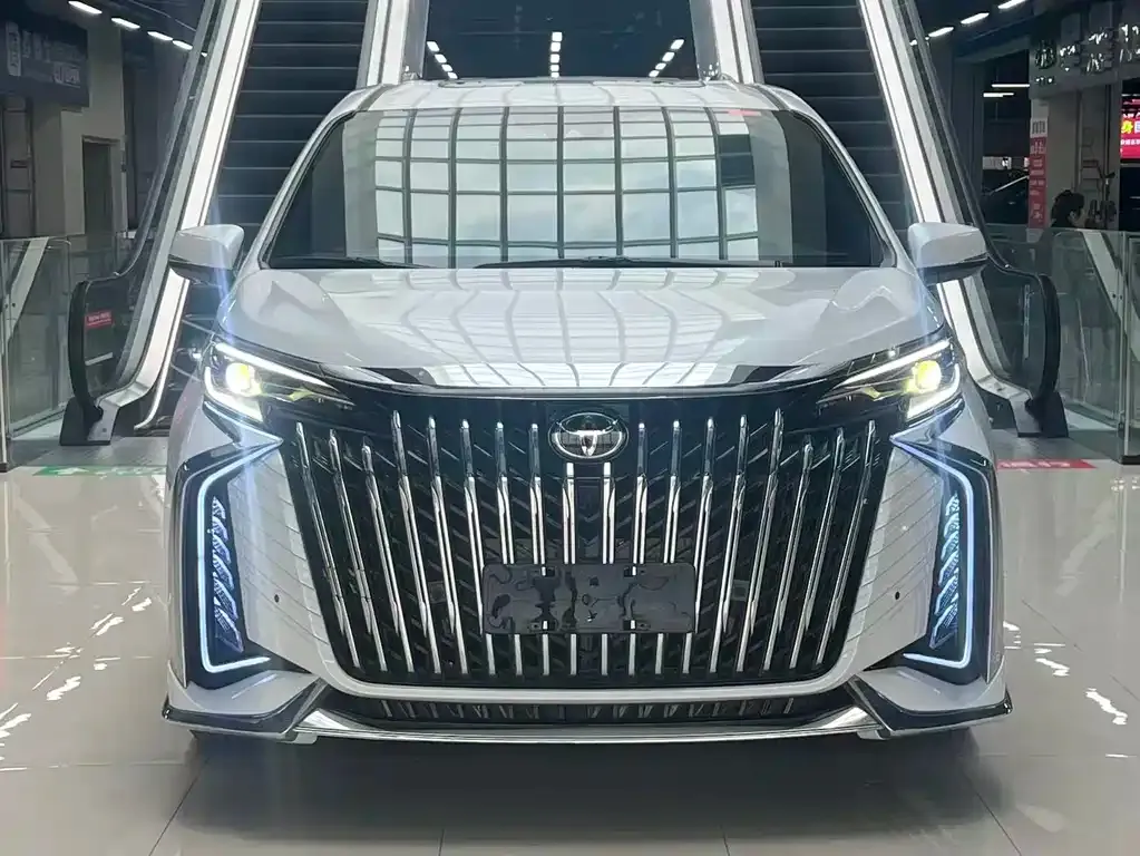 Toyota Granvia — фото 2